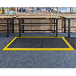 Antislip vloer mat – PVC werkplaatsmat – antivermoeidheidsmat, kleur zwart met geel, afm. 136 x 96 x 1,2 cm.