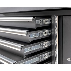 Verrijdbare werkbank met lades, gereedschapsbord, gereedschapskast en RVS werkblad.