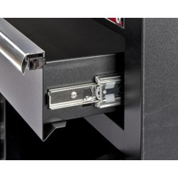 Verrijdbare werkbank met lades, gereedschapsbord, gereedschapskast en houten werkblad. Verrijdbare werkbank met lades, gereedschapsbord, gereedschapskast en houten werkblad.