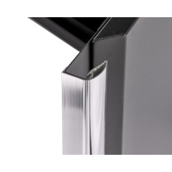 Verrijdbare werkbank met lades, gereedschapsbord, gereedschapskast en houten werkblad. Verrijdbare werkbank met lades, gereedschapsbord, gereedschapskast en houten werkblad.