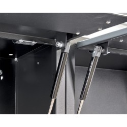 Verrijdbare werkbank met lades, gereedschapsbord, gereedschapskast en houten werkblad. Verrijdbare werkbank met lades, gereedschapsbord, gereedschapskast en houten werkblad.