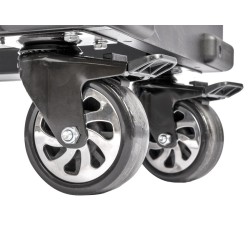 Verrijdbare werkbank met lades, gereedschapsbord, gereedschapskast en houten werkblad. Verrijdbare werkbank met lades, gereedschapsbord, gereedschapskast en houten werkblad.