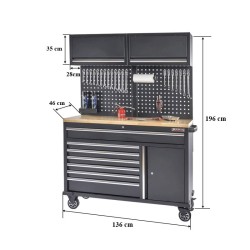 Verrijdbare werkbank met lades, gereedschapsbord, gereedschapskast en houten werkblad. Verrijdbare werkbank met lades, gereedschapsbord, gereedschapskast en houten werkblad.