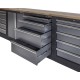 Complete Werkplaatsinrichting, werkbank houten blad, gereedschapskast, gereedschapsbord, 4 x hangkast,10 laden, 392 x 200 cm.