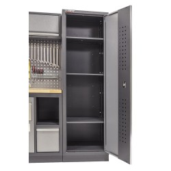 Complete Werkplaatsinrichting, werkbank houten blad, gereedschapskast, gereedschapsbord, 4 x hangkast,10 laden, 392 x 200 cm.