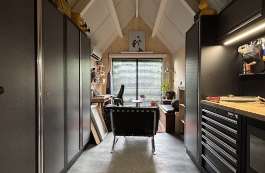Van rommelige schuur tot strak atelier: de nieuwe werkplek van docent AnneMarie